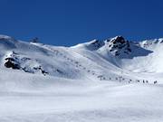 De larges pistes sur des pentes sans arbres dominent à Sölden.
