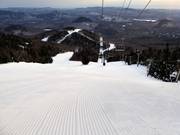 Piste parfaitement préparée dans le domaine skiable de Tremblant