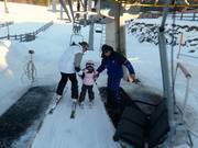 On aide les petits enfants à monter.