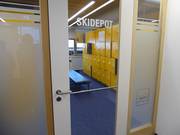 Dépôt à skis soigné à la station supérieure du Rosenalmbahn