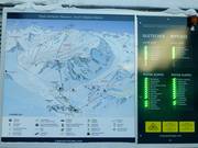 Panneau d'information avec les remontées mécaniques et pistes ouvertes