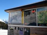 Panneau d'information à la station intermédiaire