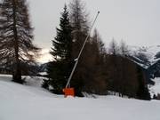 Lance à neige sur la piste de descente vers la vallée