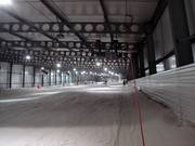 Le téléski monte vers le haut de la piste