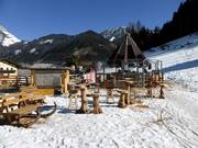 Bar à parasol à la station inférieure du téléphérique du village à Werfenweng