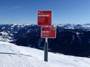 Signalisation avec niveaux de difficulté en couleur (bleu = facile, rouge = moyen, noir = difficile)