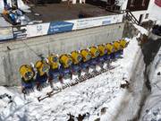 De nombreux canons à neige dans le domaine skiable de Zuoz