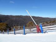 Enneigement par canons à neige dans le domaine skiable de Thredbo