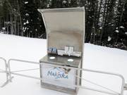 « Sniffle Station » à l'entrée avec poubelle