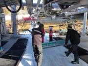 Aide amicale pour monter sur le télésiège