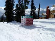 Signalisation des pistes dans le domaine skiable de Big White