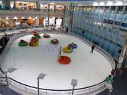 Les enfants adorent les véhicules sur la patinoire.