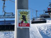 Règles du snowpark sous forme de panneaux sur les pylônes des remontées mécaniques