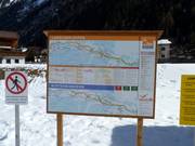 Panneau d'information avec plan des pistes de ski de fond