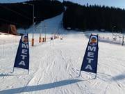 Course de ski pour enfants sur la piste facile