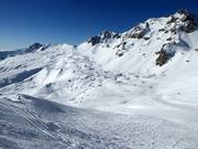 Pentes de poudreuse dans le domaine skiable