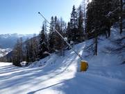 Enneigement par canons à neige dans le domaine skiable de Pejo