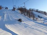 Avant le ski nocturne, certaines pistes sont à nouveau fraîchement préparées.