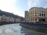 Le Park Inn se trouve sur la rive gauche de la rivière, juste à côté de la station de la vallée.