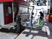 Personnel attentif aux remontées mécaniques