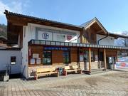 Zone de caisses soignée à la station de vallée de Neukirchen