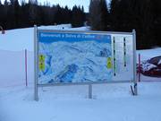 Panneau d'information avec des informations actuelles à la station de la vallée