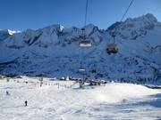 Un télésiège quadriplace typique dans le domaine skiable