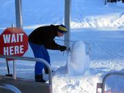 Le personnel construit de petites sculptures de neige.