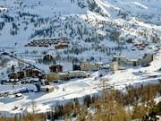 Vue sur la partie sud de la station de ski avec les hébergements