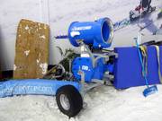 Canon à neige dans le hall de ski The Snow Centre