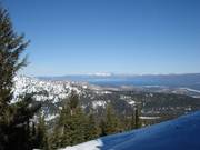 Vue sur le domaine skiable Sierra at Tahoe jusqu'au lac Tahoe