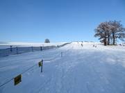 Vue sur le télésiège et la piste
