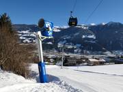 Descente jusqu'à la vallée entièrement enneigée artificiellement