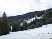 Vue sur le télésiège et les tremplins de saut à ski d'Igman