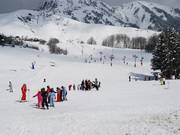 Écoles de ski sur la piste d'apprentissage à La Chal