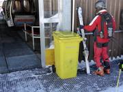 Des poubelles sont à disposition.