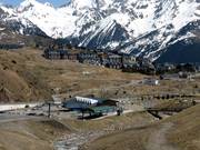Station aval du télésiège Sallent avec la station de Formigal en arrière-plan