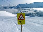 Même lorsqu'il y a un croisement de remontées mécaniques, un avertissement est donné.
