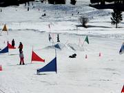 Petits tremplins au téléski d'entraînement pour snowboard