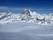 Vue sur les pistes de glacier au Matterhorn glacier paradise