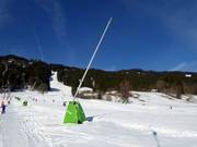 Enneigement par canons à neige dans la zone de la vallée