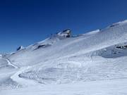 Piste noire Bond avec des pentes de neige profonde