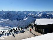 Vue panoramique sur 400 sommets depuis la station supérieure du Nebelhorn