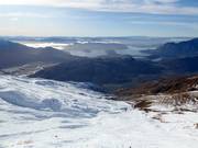 Vue sur le domaine skiable Treble Cone jusqu'à la station de vallée