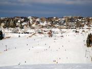 Le domaine skiable n'est séparé du village que par une route.