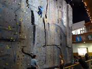 Le mur d'escalade dans le hall d'entrée du hall de ski