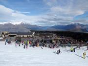 Terrasse ensoleillée au restaurant Coronet Peak