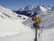 Canons à neige modernes sur la piste 55