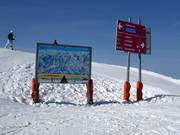 Signalisation des pistes avec plan des pistes dans le domaine skiable