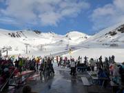 Fin de journée de ski sur la terrasse ensoleillée